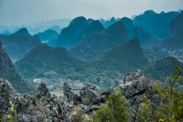 汽车无缘无故被别人划了怎么办