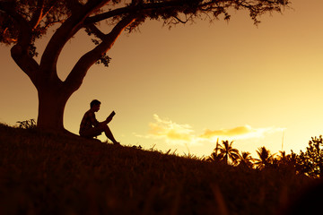 汽车无缘无故被别人划了怎么办