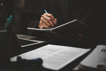 分析仪《扁鹊见蔡桓公》给予扁鹊在此医患沟通中提出一条建议？