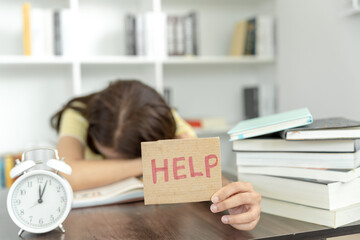 汽车无缘无故被别人划了怎么办