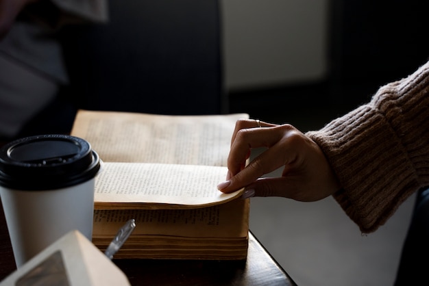 汽车无缘无故被别人划了怎么办