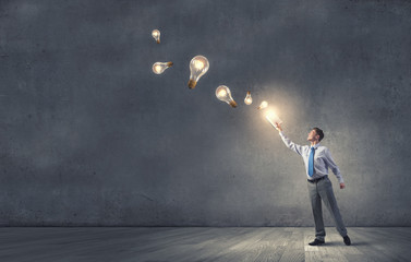 汽车无缘无故被别人划了怎么办